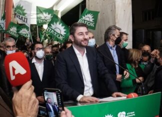 Το πρόσωπο «έκπληξη» από τον ΣΥΡΙΖΑ στα επινίκια του Ανδρουλάκη, τα σχόλια του Κοντονή και το φλερτ με το ΚΙΝΑΛ