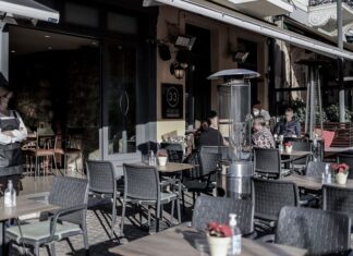 Γιατί κυβέρνηση και ειδικοί αποφάσισαν παράταση μίας εβδομάδας στα μέτρα για εστίαση και διασκέδαση