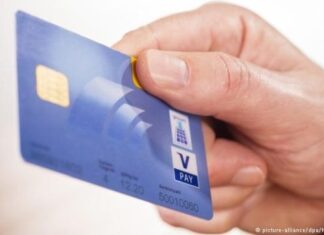 Τέρμα τα επιδόματα σε μετρητά – Θα δίνονται προπληρωμένες κάρτες