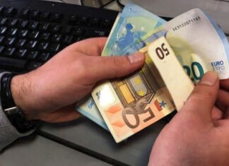 Κατώτατος μισθός: Μάχη χαρακωμάτων ανάμεσα σε εργοδότες και εργαζόμενους