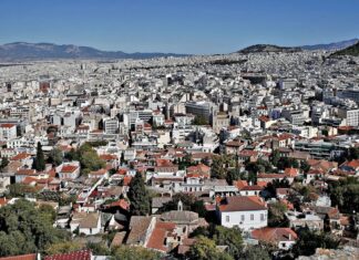 Στον «πάγο» η ρήτρα αναπροσαρμογής: Αναστέλλεται η ισχύς της, μπαίνει πλαφόν στη χονδρική ρεύματος