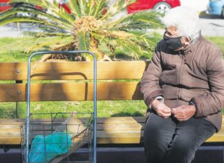 ΕΦΚΑ: Κλείνουν τις εκκρεμείς συντάξεις στο… πόδι και στο περίπου!
