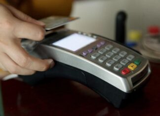 Υδραυλικός με… κάρτα: Aναλυτικά τα επαγγέλματα που γίνεται υποχρεωτική η χρήση POS