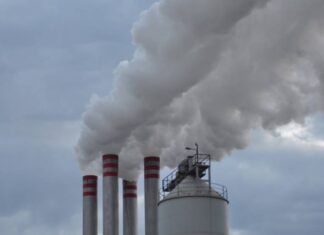 Σβήνουν φουγάρα οι βιομηχανίες από τις 6 έως τις 9 το βράδυ
