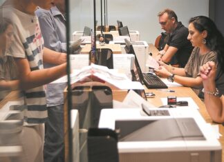 Μισθολόγιο Δημοσίου: Αυξήσεις από 60 έως 100 ευρώ το μήνα στους χαμηλόμισθους