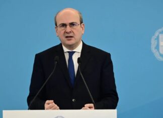 Κατώτατος μισθός – Χατζηδάκης: Τι κερδίζουν εργαζόμενοι και άνεργοι από την αύξηση στα 780 ευρώ