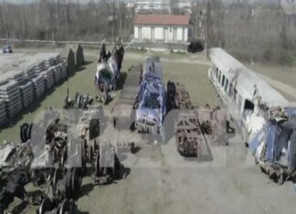 Τέμπη: Τα απομεινάρια της τραγωδίας – Drone στο σημείο που μεταφέρθηκαν οι αμαξοστοιχίες (VIDEO)