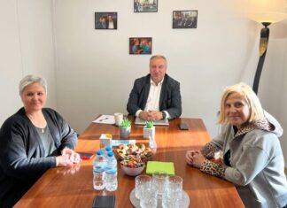 Ο υποψήφιος βουλευτής του ΠΑΣΟΚ-ΚΙΝΑΛ στην Εύβοια Αθανάσιος Τάρτης, Δικηγόρος στον Άρειο Πάγο, δίπλα στο σύλλογο τριτέκνων Εύβοιας.
