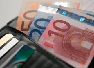 Μισθοί: Η επαναφορά των κλαδικών συμβάσεων προϋπόθεση για τις αμοιβές των 1.500 ευρώ