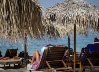 Εξωφρενικές οι τιμές για τις ξαπλώστρες στις παραλίες της Αττικής – Πόσο κοστίζει το μπάνιο για μια οικογένεια (video)