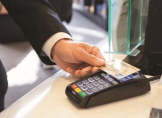 Υποχρεωτικά τα POS σε ταξί, ντελίβερι και επιχειρήσεις που χρησιμοποιούν μετρητά – Τι αλλάζει
