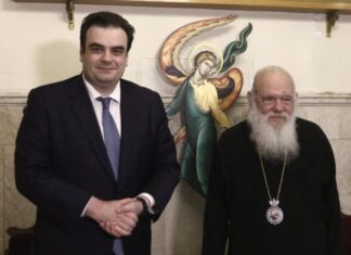 Την αντικατάσταση των εικόνων στους ναούς με τάμπλετ ανακοίνωσε ο Πιερρακάκης