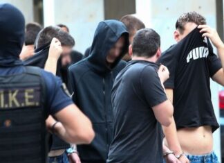 Πετάξτε τώρα έξω τους χούλιγκαν από τα γήπεδα