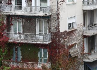 Επάγγελμα Θυρωρός: Το επάγγελμα που επιστρέφει στις πολυκατοικίες – Οι νέοι κάνουν… ουρές