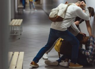 Σχολική βία: «Τρώνε ξύλο, τους κλέβουν, δεν μιλάνε» – Η ομερτά εκπαιδευτικών, ο ρόλος των γονέων