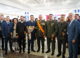 Ο απόστρατος με τους 5 αξιωματικούς γιους και η φωτογραφία με τον Φλώρο