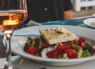 «Τέλος» οι ταβέρνες για τους Έλληνες, το ρίχνουν στο delivery