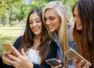 Έφηβα παιδιά: Ποια η επίδραση των social στον εγκέφαλό τους;