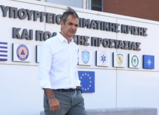 Ξανά με τα χέρια στις τσέπες ο Μητσοτάκης – Η αμηχανία και το θαύμα στην Πεντέλη