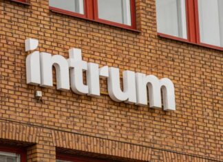 Intrum: Η εταιρεία που εισπράττει τα δάνεια των Ελλήνων είναι υπερχρεωμένη – Προχωρά σε αναδιάρθρωση χρέους 5,7 δισ. δολαρίων