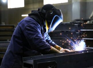 «Καίει» τη βιομηχανία το ρεύμα: 57% έως 773% ακριβότερο από την Ευρώπη