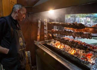 Τσικνοπέμπτη: Παίρνουν «φωτιά» παραγγελίες και οι κρατήσεις – Οι τιμές σε αρνί, χοιρινό, κοκορέτσι