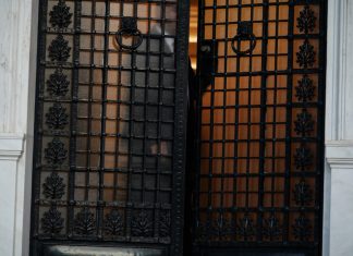 «Κλίνατε επί δεξιά» και αυξήσεις ψίχουλα από την κυβέρνηση απέναντι στις «κόκκινες» κάρτες των πολιτών