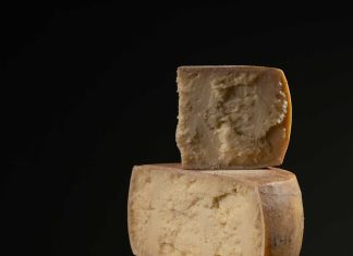 Σε ένα μικρό τυροκομείο έξω από το Ηράκλειο δοκιμάσαμε μια γραβιέρα που… θα την ζήλευε κι η παρμεζάνα
