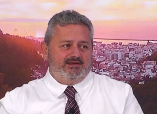 Στο «τσίρκο» της Βουλής οι ρόλοι ήταν μοιρασμένοι: Οι μεταμφιεσμένοι «κλόουν» ψήφιζαν, οι «ακροβάτες» χειροκροτούσαν και η αλήθεια εξαφανιζόταν