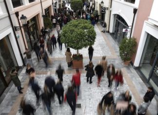 Εμπόριο, βιομηχανία, τουρισμός και εστίαση είναι οι μεγαλύτεροι εργοδότες της χώρας