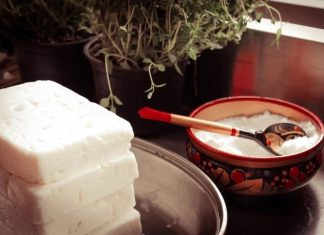 Φέτα ή «λευκό τυρί»; Έτσι θα ξεχωρίσεις το αυθεντικό ελληνικό προϊόν από τις απομιμήσεις