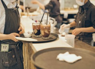 The café economy: Πώς η Ελλάδα μετασχηματίζεται σε «Οικονομία των Καφετεριών» – Αποκαλυπτική μελέτη για το LSE