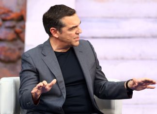 Θεωρείο: Τσιπρολάτρες και τσιπρομάχοι