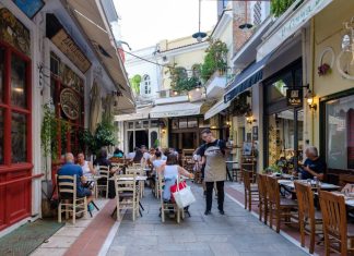 Σε ελεύθερη πτώση ο τζίρος στην εστίαση – Ραγίζουν τα «πήλινα πόδια» της οικονομίας των καφέ;