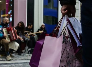 Εορταστικό ωράριο: Τι ώρα κλείνουν καταστήματα και σούπερ μάρκετ την παραμονή Χριστουγέννων