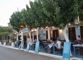 Εστίαση δυο ταχυτήτων: Άδεια τραπέζια στις ταβέρνες – Ουρές στο street food