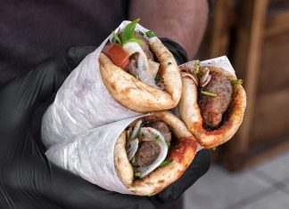 Πόσο κοστίζει το σουβλάκι στην Ελλάδα το 2025;