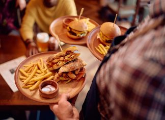 Τα fast food σε νέα πίστα στην Ελλάδα – Ποιοι «τρέχουν» τις αλυσίδες, ποιοι μπαίνουν δυνατά