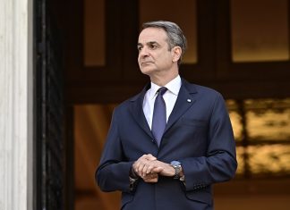 Οι (πολλές) δεξιές μάχες της ΝΔ – Πώς αντιμετωπίζει ο Μητσοτάκης, Καρυστιανού και Σαμαρά