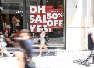 Καλοκαιρινές αγορές: Ο οδηγός των εκπτώσεων, το ωράριο της Κυριακής και η παγίδα των προσφορών