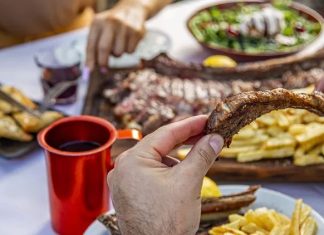 Σε μια αυλή στο Μπραχάμι ψήνουν μερακλίδικο παϊδάκι