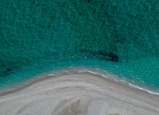 Απόδραση στη Νότια Εύβοια: Ο γραφικός παραθαλάσσιος οικισμός με την εξωτική παραλία