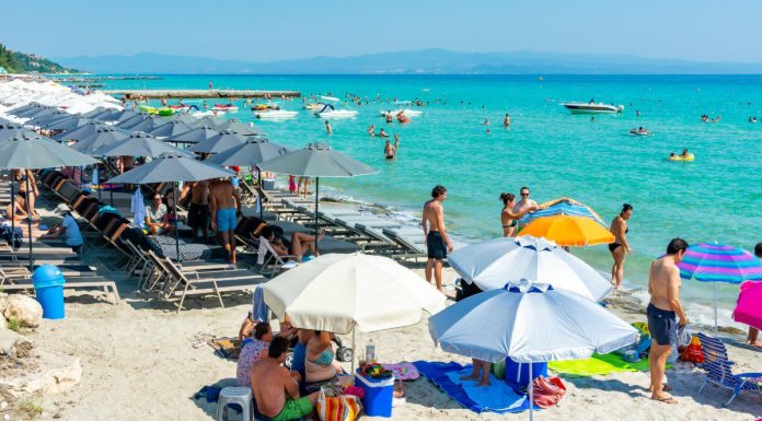 Συναγερμός στην Αττική: Τι είναι το E.coli που γέμισε τις παραλίες – Πώς μεταδίδεται και όλα τα συμπτώματα
