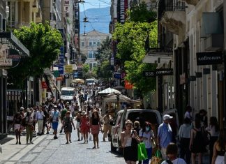 Θερινές εκπτώσεις 2026: Πότε ξεκινούν και ποια Κυριακή θα είναι ανοιχτά τα καταστήματα