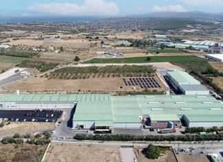 Dunapack: Ποια είναι η εταιρεία που εξαγόρασε τρία εργοστάσια σε Πάτρα, Θήβα και Καπανδρίτι