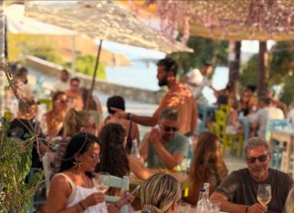 Αρόδου, Κύθνος: μια ανακουφιστικά απλή ταβέρνα στην άκρη του γιαλού