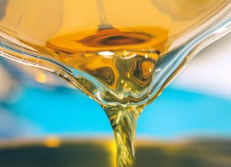 Ελαιόλαδο: Στα 8,5 ευρώ το λίτρο – Πότε ξεκινά η συγκομιδή και τι προβληματίζει τους παραγωγούς